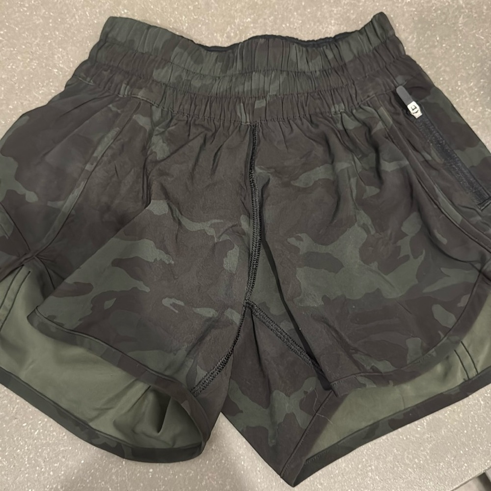 Lululemon tracker shorts size 2 camo EUC